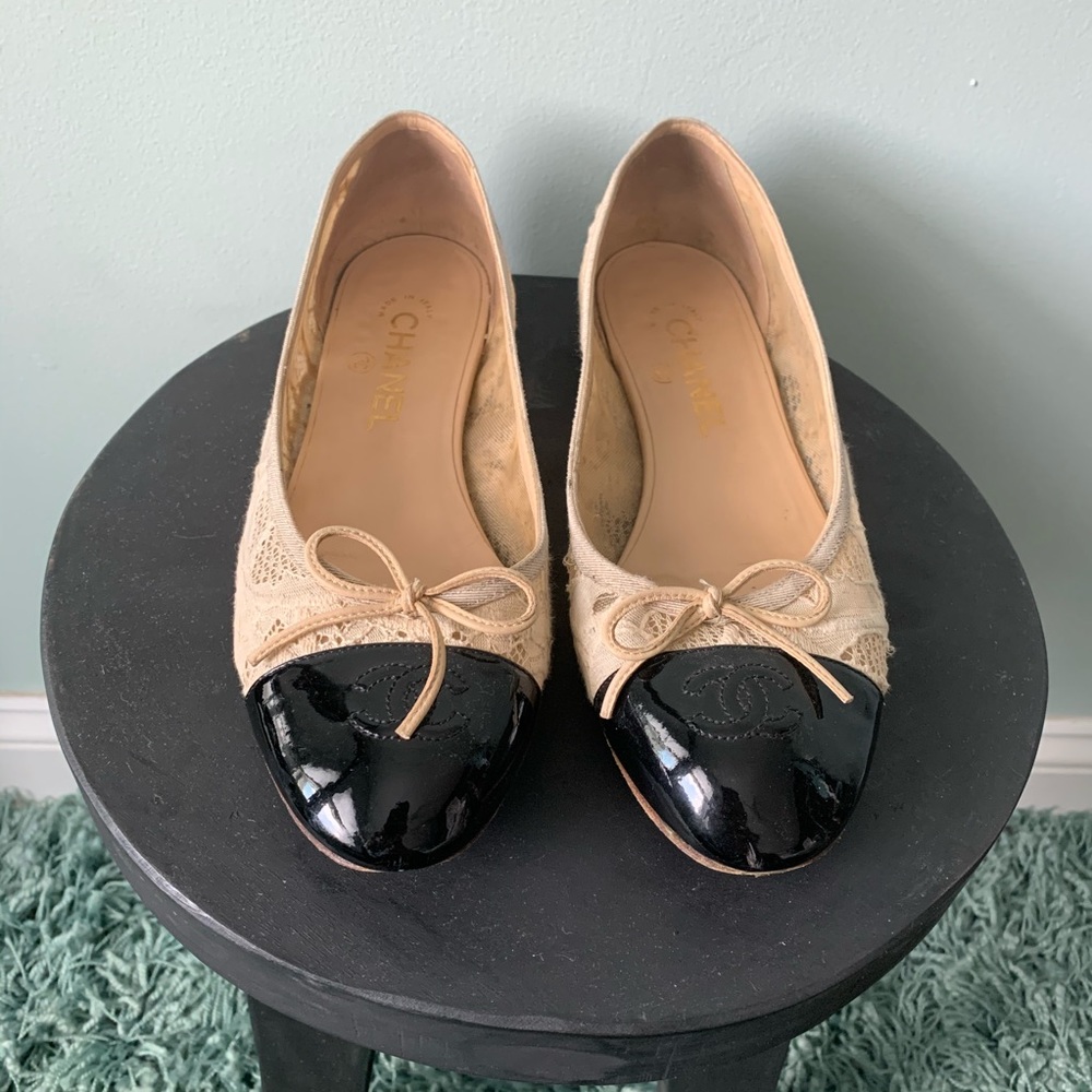 Authentic Chanel Beige/Blk Lace Cap Toe Flats sz39